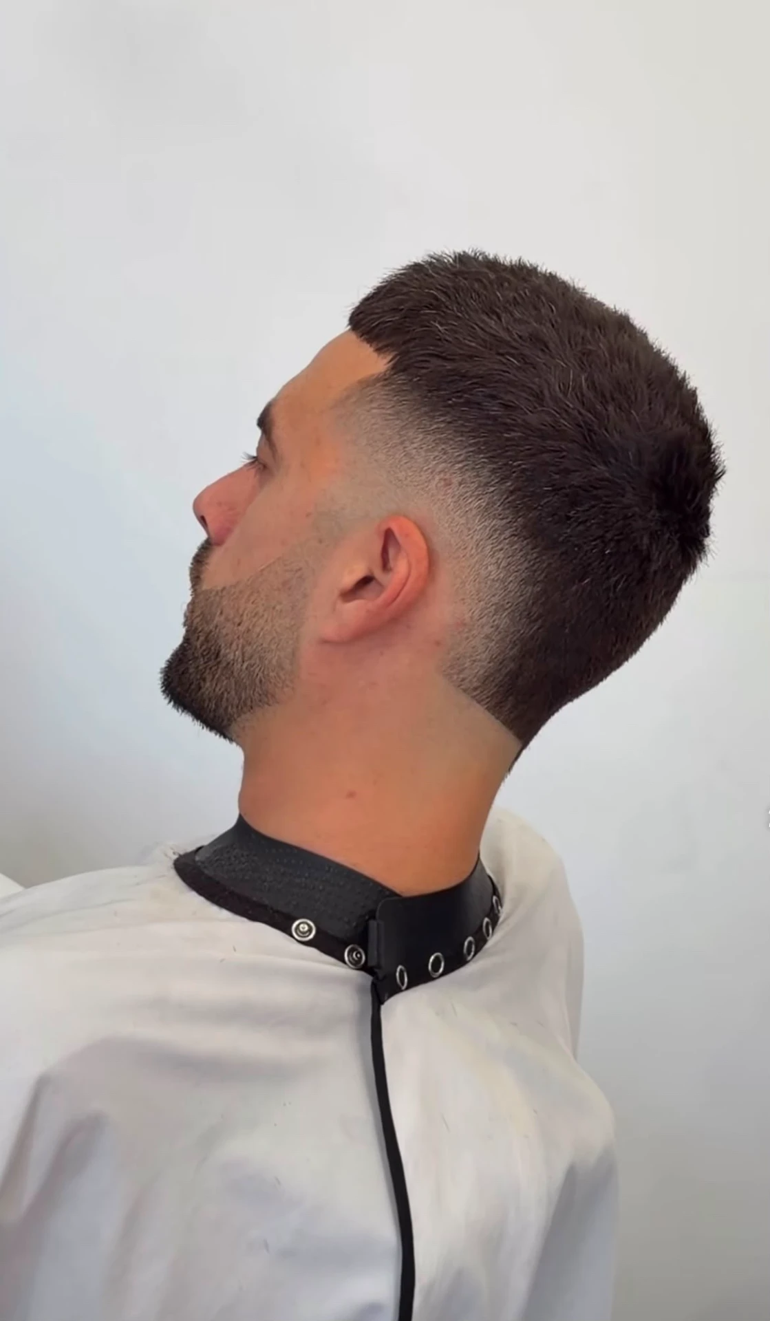Korte buzz cut met scherpe lijnen