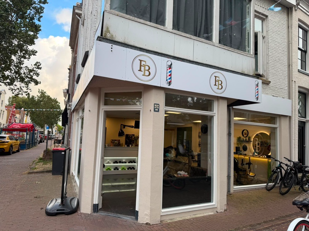 Zijgevel van Fade Barber met logo