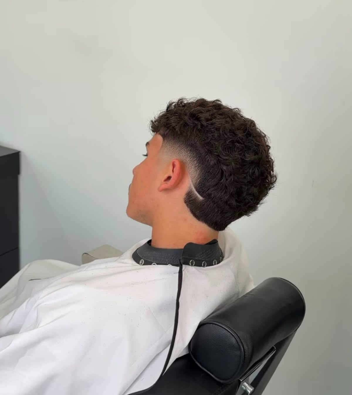 Krullend haar met burst fade